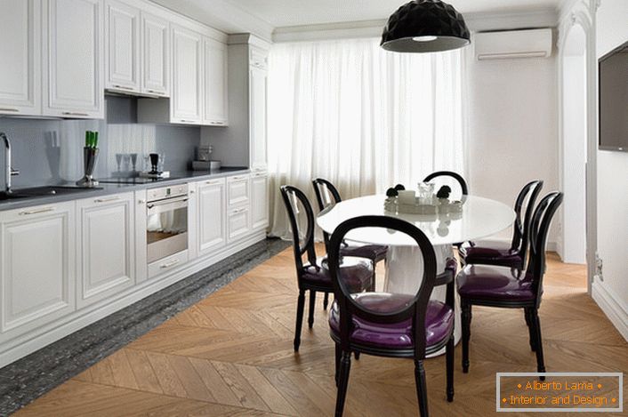 Бяла интериорна кухня с акценти от тъмно сиво в еклектичен стил. Интересни столове с прозрачни гръбчета и пурпурно мека тапицерия.