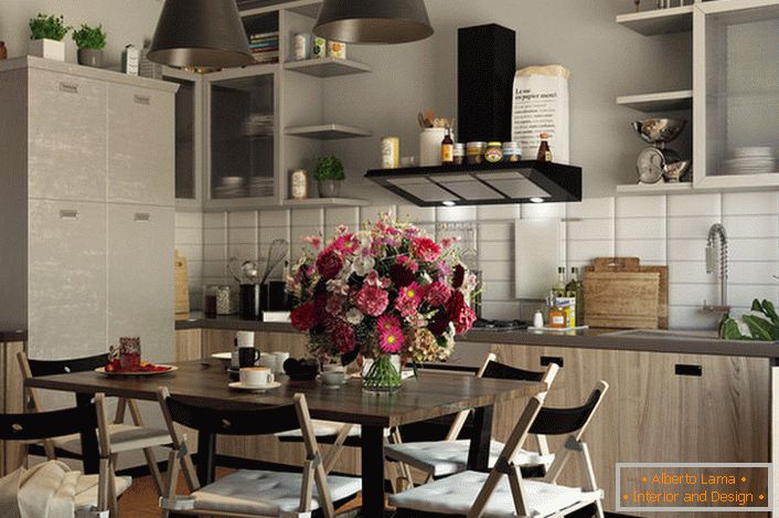 Кухненското пространство е декорирано в еклектичен стил. Простотата и скромността на комплекта мебели се допълват от композиции от цветя.