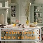 Интериорът на кухнята в къщата в стила на Прованс