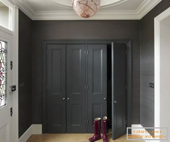 Вграден гардероб в черен цвят в коридора на частна къща