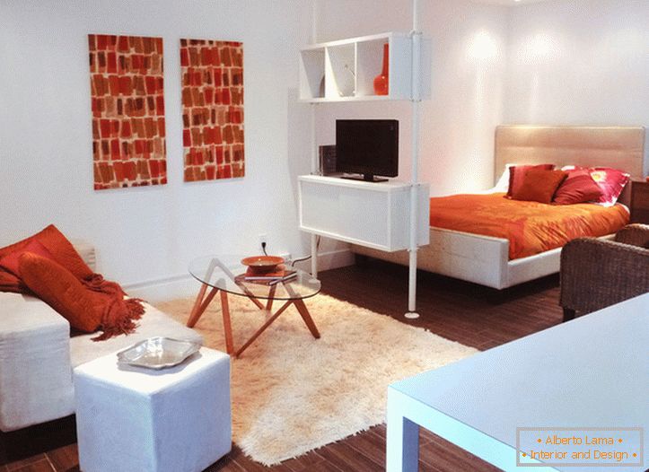 Интериор на бял студиен апартамент с оранжеви акценти