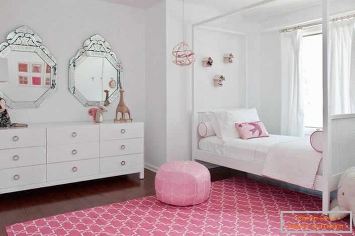 Класическа бяла и розова декорация на стаята на малък модалист.