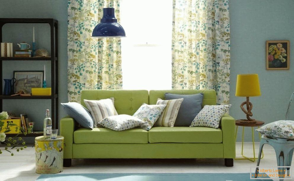 Дневна в синьо със зелен диван