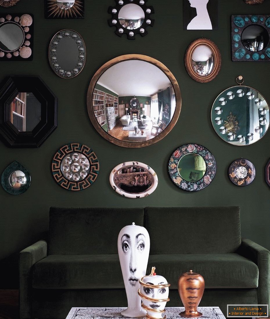 Огледала с различни форми над дивана