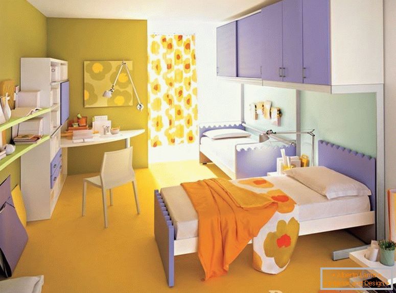 Комбинацията от жълто и лилаво в детската стая