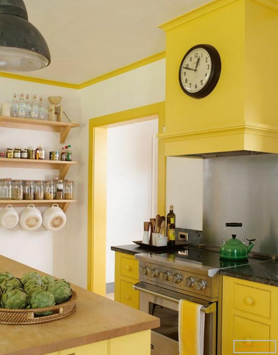 Комбинацията от бели, сиви и жълти цветове в кухнята